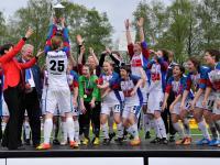 Feiernde SVHU-Fußballerinnen mit Pokal