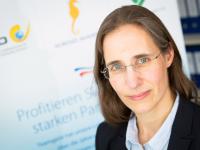 Folgte vor wenigen Tagen auf Thilo Weichert: Schleswig-Holsteins oberste Datenschützerin Marit Hansen (Foto ULd). Etwa 45jährige Frau mit Brille, im Hintergrund eine Tafel mit ULD-Symbol