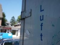 Schriftzug "LUFT", dahinter eine Straßenszene.